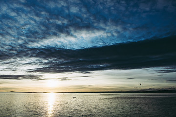 Coucher de soleil et ciel en mouvement au dessus de la mer