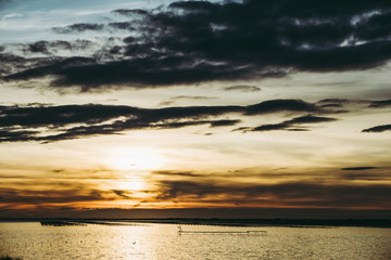 Coucher de soleil et ciel tumultueux en bord de mer
