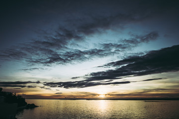 Ciel en mouvement et coucher de soleil en bord de mer