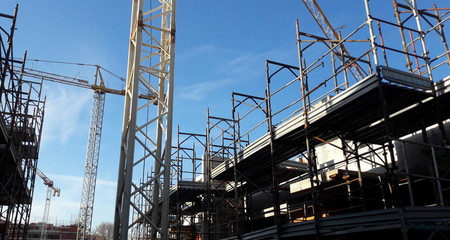 Lavori in corso nel cantiere edile in primavera
