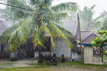 Lluvia tropical en un poblado de Sumatra