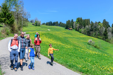 Obraz premium Frühlingswanderung auf einem Naturerlebnispfad im Allgäu