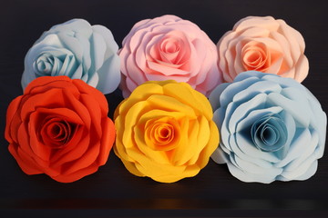折り紙で作ったバラの花