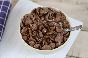 bol de céréales soufflés au chocolat et lait