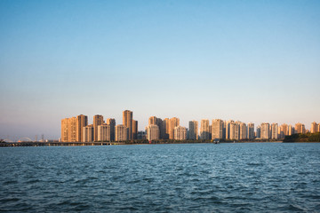 Fototapeta premium Modern buildings of Singapore skyline landscape in business district with blue sky and reflection in water of Marina Bay