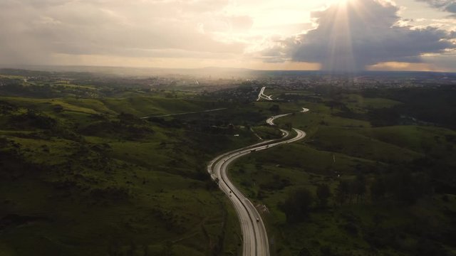 Por do sol na rodovia de entrada da cidade de Itu, S&atilde;o Paulo, Brasil - Rod. Dom Gabriel Paulino Bueno Couto - SP 300 km 97