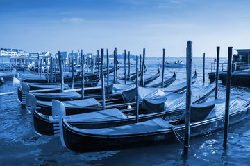 Gondeln vor Anker vor dem Markusplatz in Venedig, Italien. Klassische blaue Pantone 2020 Jahresfarbe. © smuki