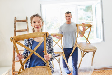 Paar beim Umzug richtet die neue Wohnung ein