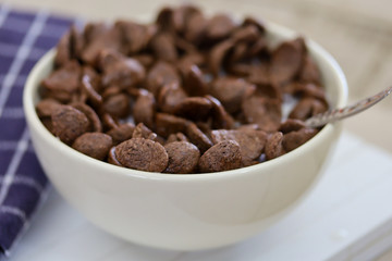 bol de céréales soufflés au chocolat et lait