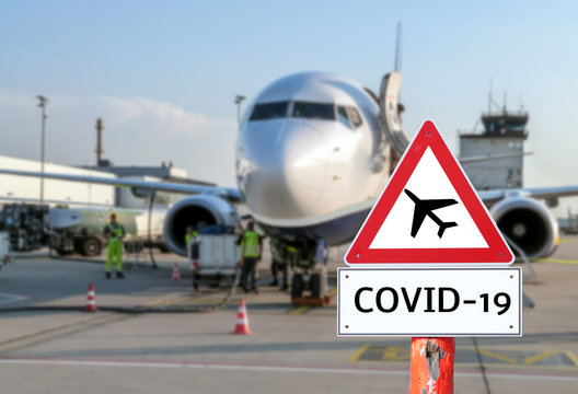 Flugzeug auf dem Flughafen Warnschild Coronavirus