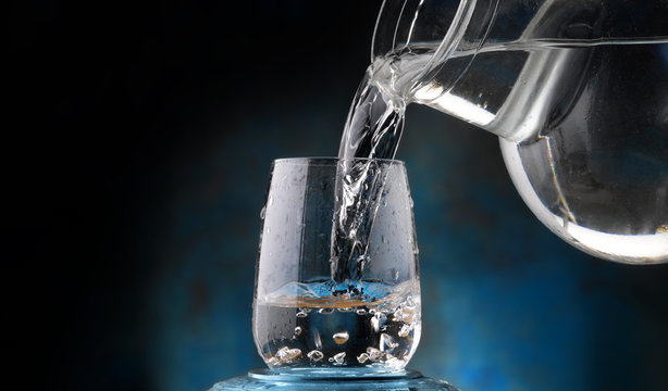 acqua fresca naturale versata
