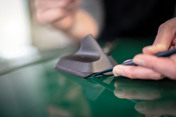 Werbetechniker foliert Auto mit grüner Folie