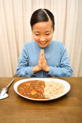 カレーライスを食べる女の子