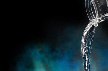 acqua fresca naturale versata