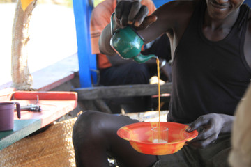 tradycyjne parzenie kawy w warunkach polowych w afryce - obrazy, fototapety, plakaty