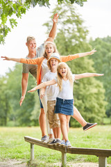 Familie und Kinder machen eine Balance Übung