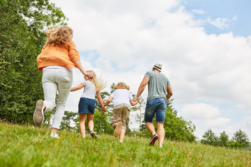 Familie auf einem Ausflug im Sommer