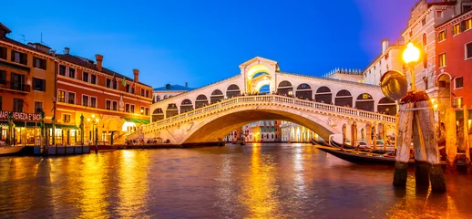 Lichtdoorlatende rolgordijnen zonder boren Rialtobrug VENICE, ITALY - 23 September 2019: Grand Canal and Rialto bridge at night