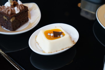 Feines Dessert zum Kaffeekranz mit Marakuja und Schokostreusel