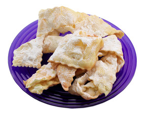 Dolce tipico di carnevale, frappe su piatto bianco
