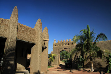tradycyjne budynki z cegiel i gliny w timbuktu, mali
