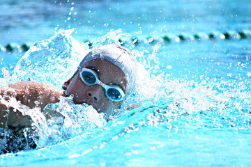 garota no nado crawl com óculos de natação e touca - obrazy, fototapety, plakaty