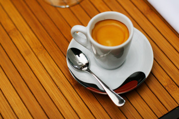 xicara de café em mesa de madeira