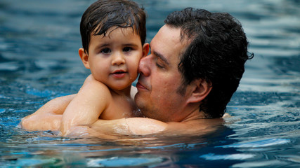 pai brincando com seu filho piscina