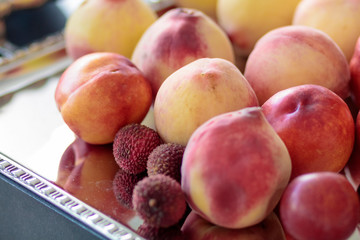 pessegos e lichia em uma bandeja