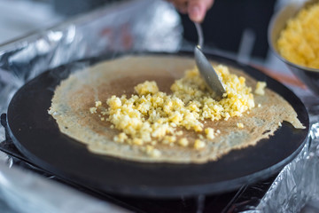 chef fazendo uma panqueca de queijo