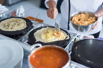 chef fazendo uma panqueca de queijo