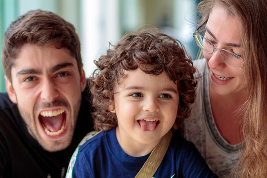 fam&iacute;lia brincando e sorrindo