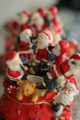 pequena estátua de papais-noéis