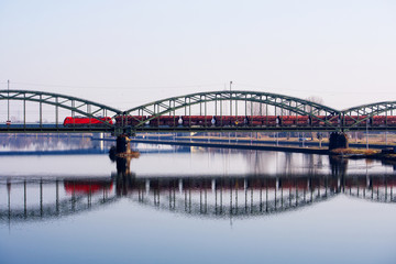 Fototapeta na wymiar Eisenbahnbrücke über einen Fluss