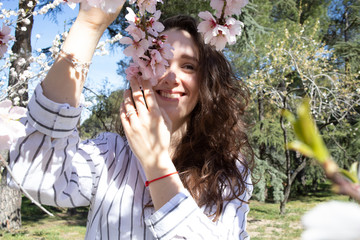 Obraz premium retrato de estela con los almendros en flor