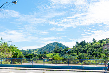 Montanha com árvores e céu azul em cidade do interior de São Paulo, Brasil