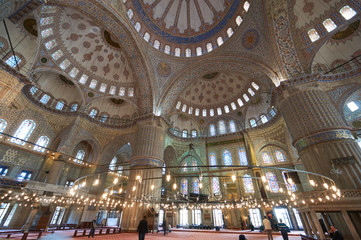 Fototapeta na wymiar Interior of the Sultanahmet Blue Mosque in Istanbul, Turkey.
