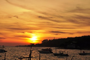 Naklejka na ściany i meble Sunrise view at the sea on Koh Samet