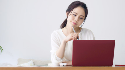 女性　デスクワーク