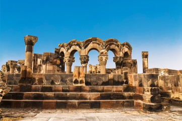 Fototapeta premium Ruins of the medieval Zvartnots temple in Armenia on a Sunny summer day against a blue sky