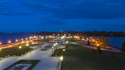 Obraz premium View of the city park strelka in Yaroslavl located along the Volga river embankment day to night timelapse