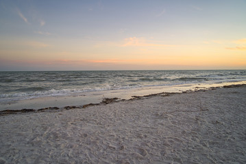 Traumhafter Sonnenuntergang mit Pastellfarben am einsamen Strand, Fernweh und Sehnsucht rufen