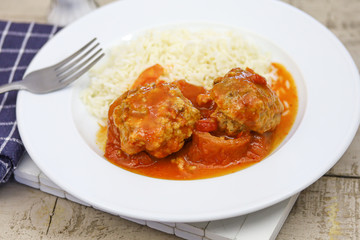 tomates farcies et riz dans une assiette