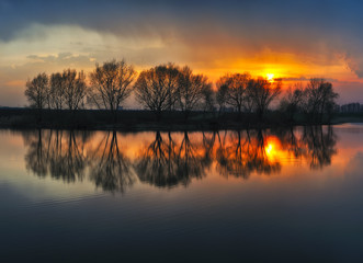 Obraz premium reflection of trees in the river. picturesque spring morning