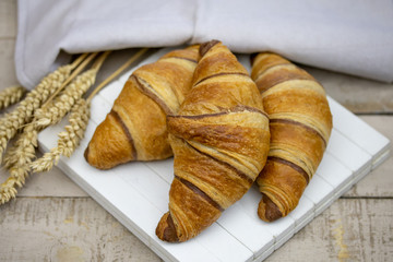 croissants au chocolat sur une table