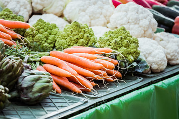 Etal de marché avec des carottes fraiches