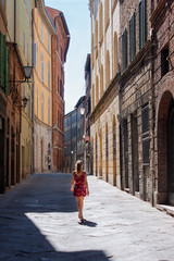 Fototapeta na wymiar Siena girl walk in the city
