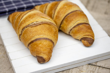 croissants au chocolat sur une table
