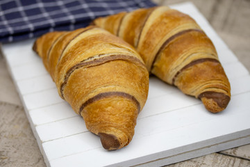 croissants au chocolat sur une table