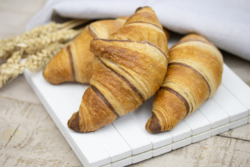 croissants au chocolat sur une table